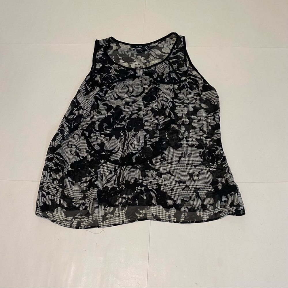 ⭐️AGB no sleeves black & white floral top size medium